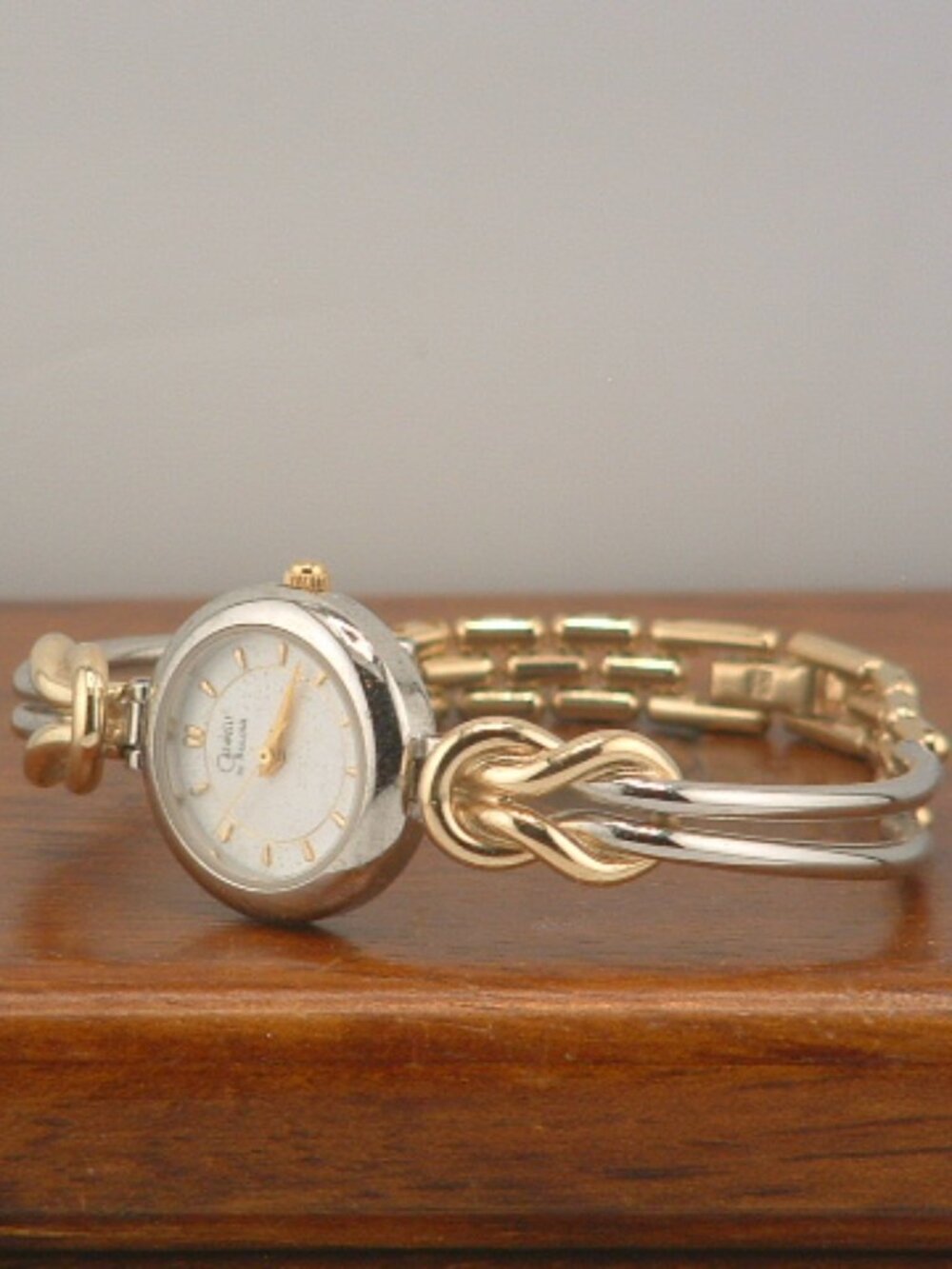 Pre-Owned Women's Caravelle By Bulova Gold Tone Fashion Watch - Picture 2 of 6
